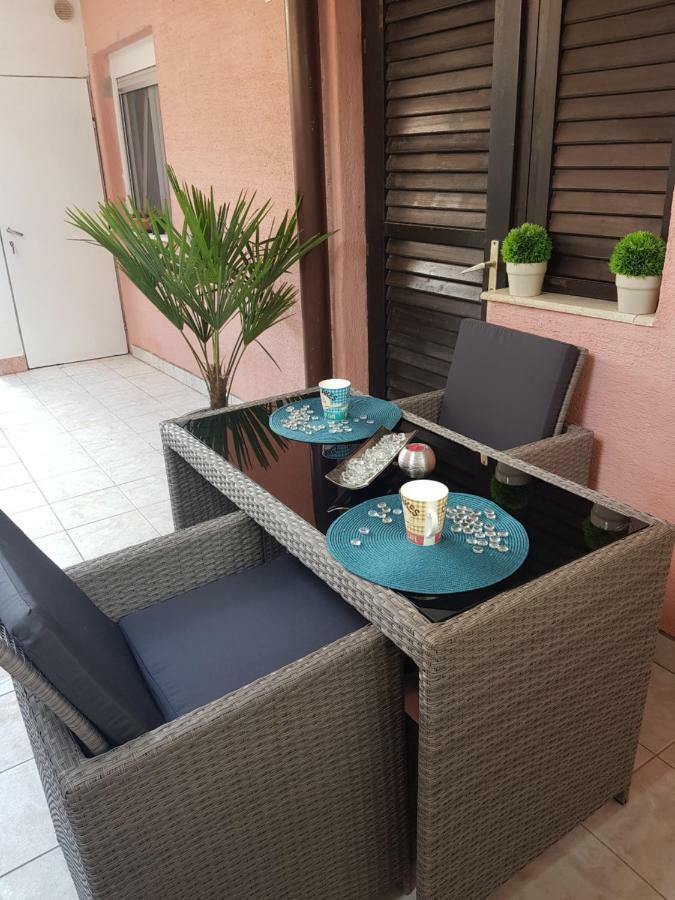 Apartmani Sarm Vir Exterior foto